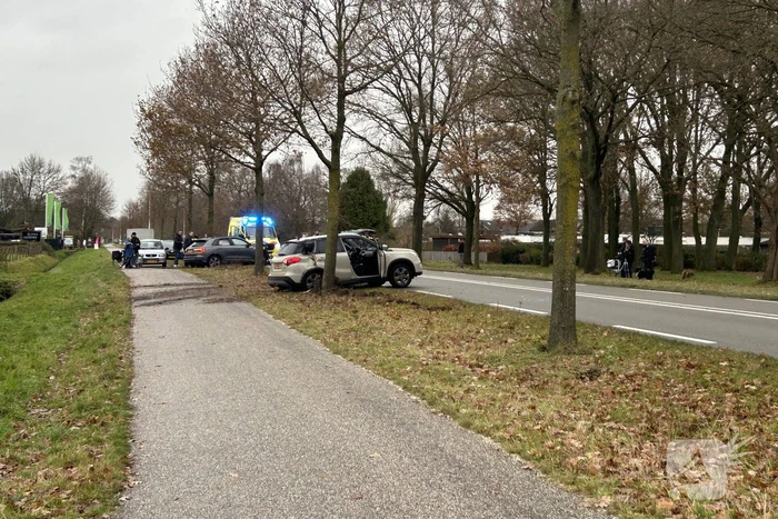 Ravage na frontale botsing tussen drie auto's