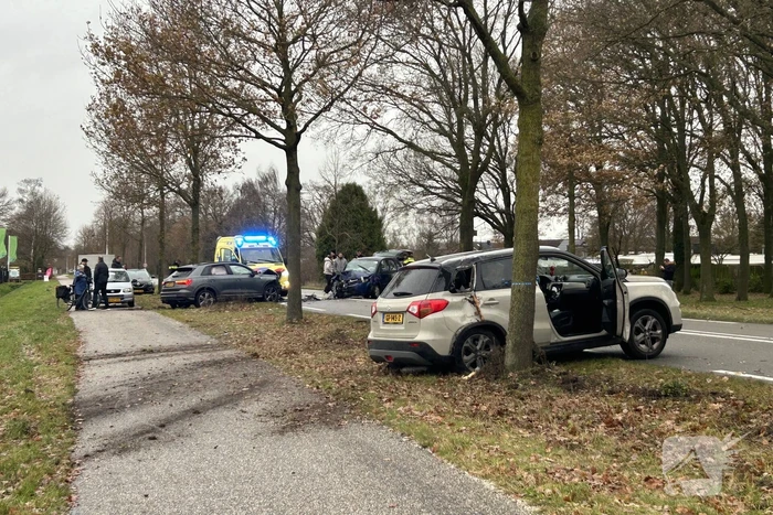 Ravage na frontale botsing tussen drie auto's