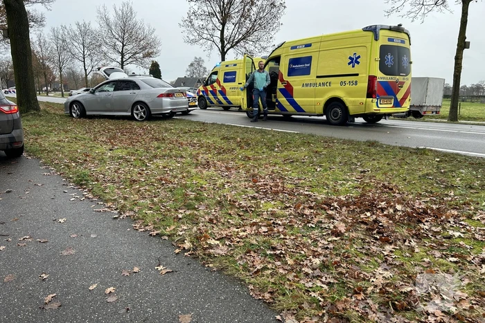 Ravage na frontale botsing tussen drie auto's