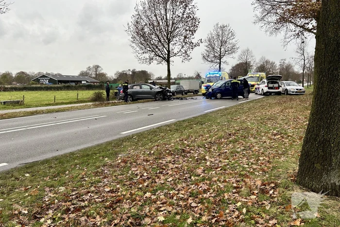 Ravage na frontale botsing tussen drie auto's