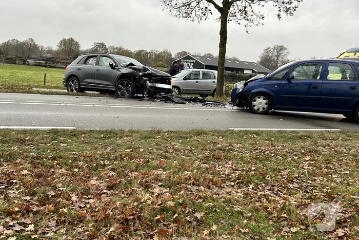 Ravage na frontale botsing tussen drie auto's