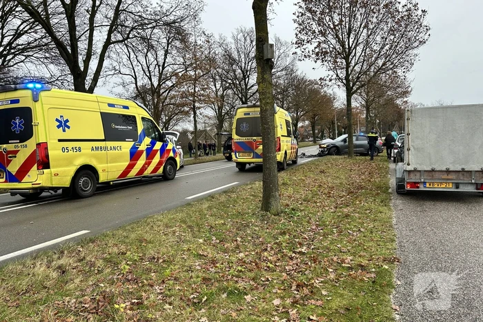 Ravage na frontale botsing tussen drie auto's