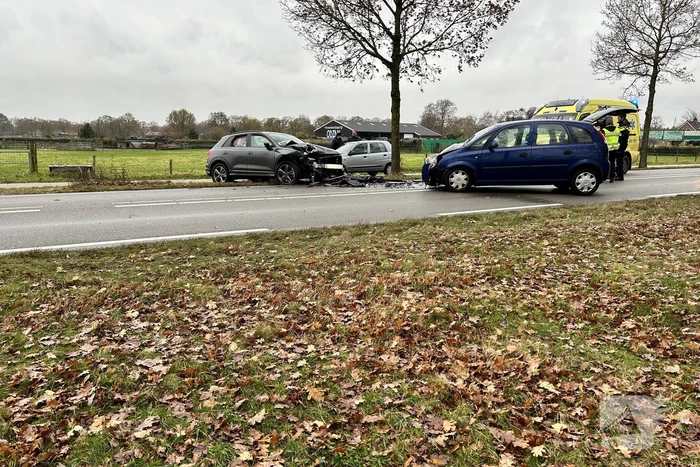 Ravage na frontale botsing tussen drie auto's