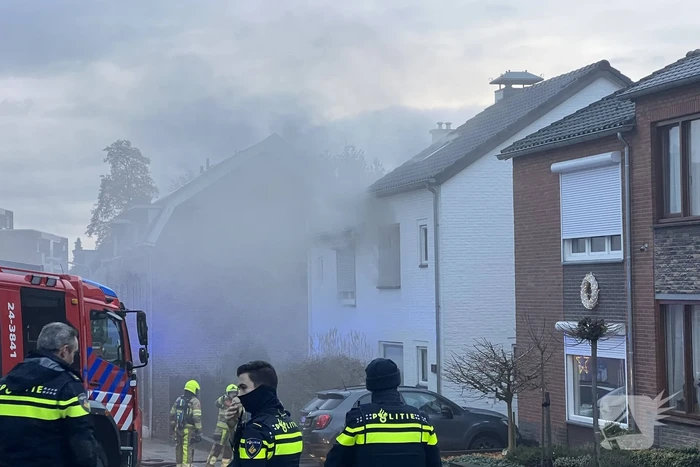 Flinke rookontwikkeling door kelderbrand, twee honden gered