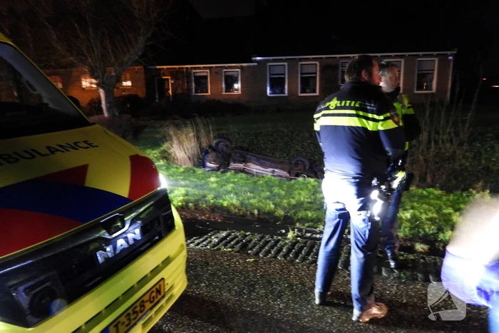 Automobilist belandt op zijn kop in een sloot
