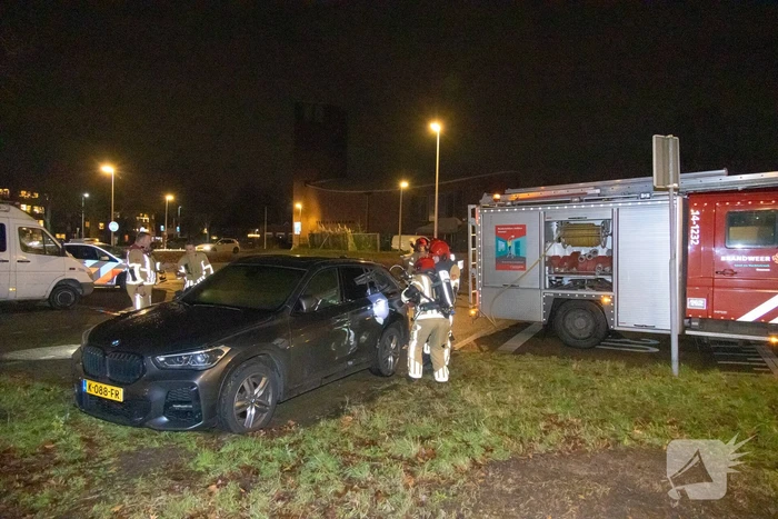 Geparkeerde auto vat vlam