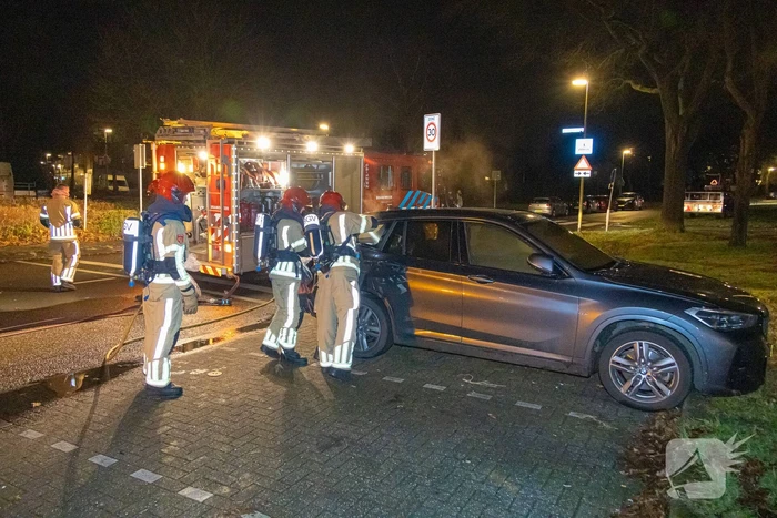 Geparkeerde auto vat vlam