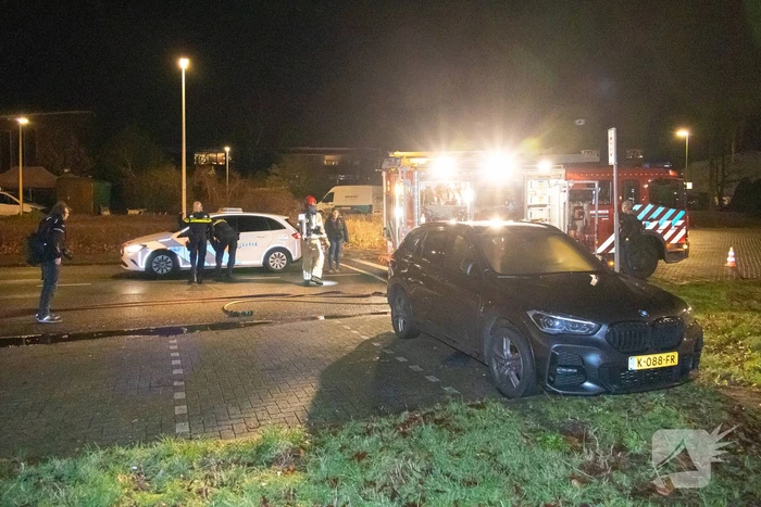 Geparkeerde auto vat vlam