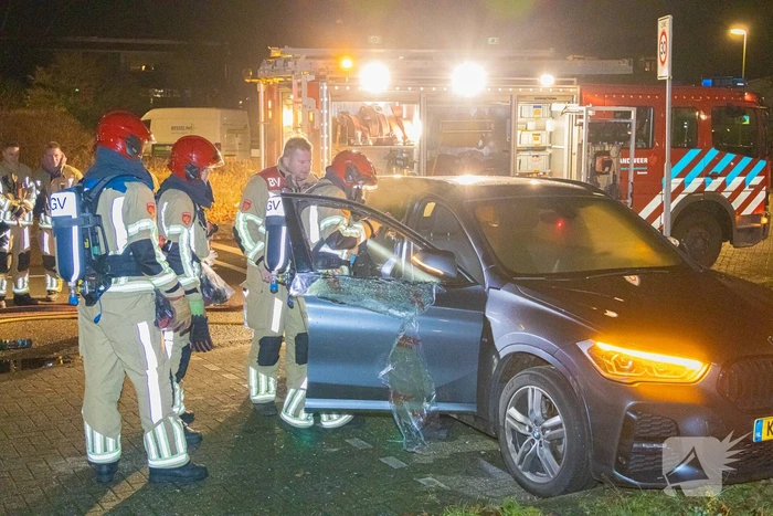 Geparkeerde auto vat vlam