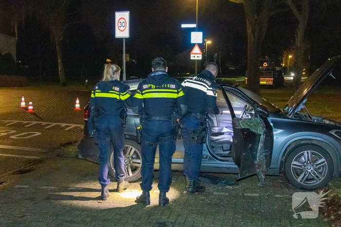 Geparkeerde auto vat vlam