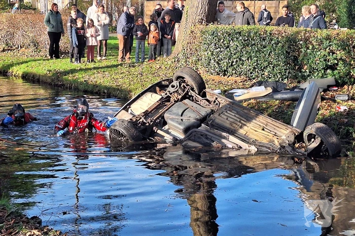 Automobilist belandt op zijn kop in het water