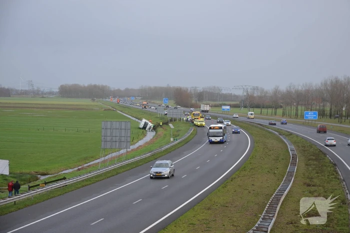 Vrachtwagen gekanteld in sloot naast snelweg