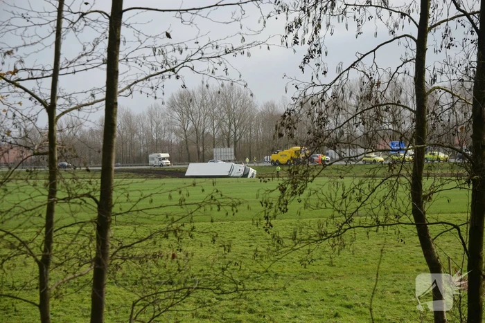 Vrachtwagen gekanteld in sloot naast snelweg