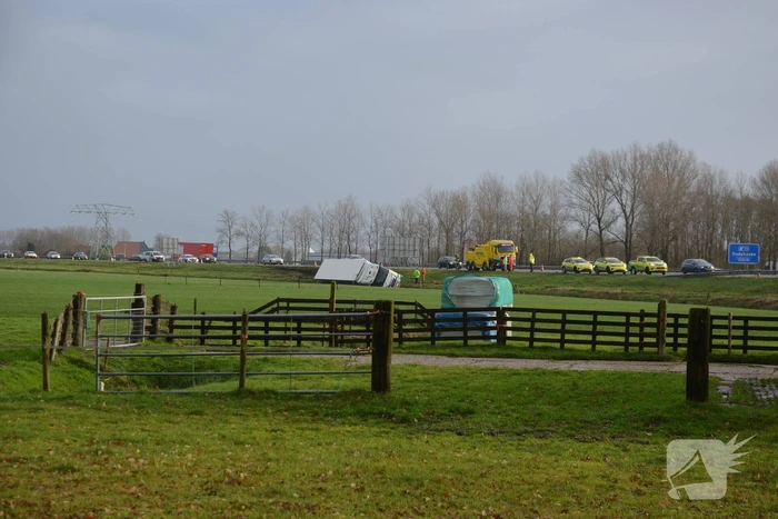 Vrachtwagen gekanteld in sloot naast snelweg