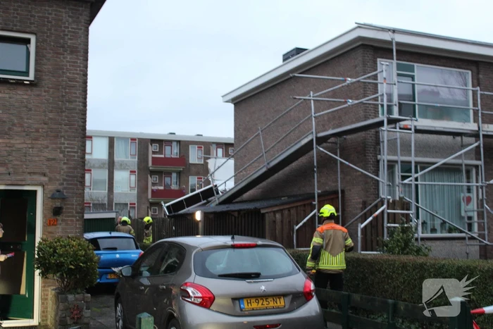 Zeven woningen ontruimd nadat steiger instort door wind
