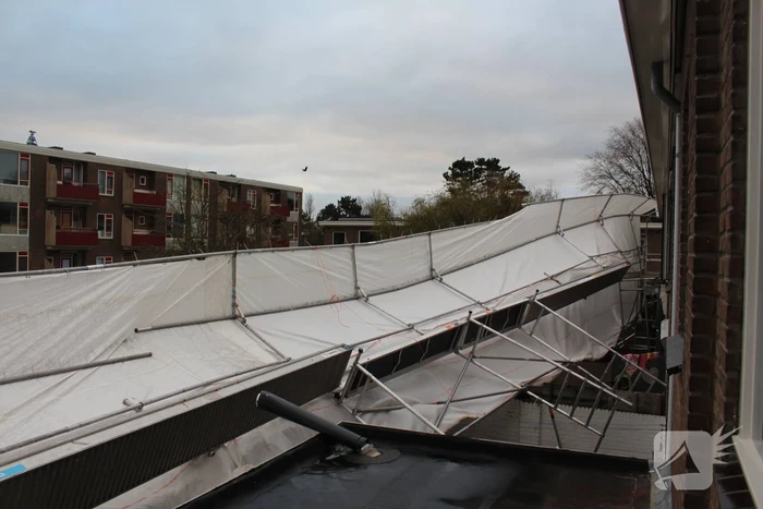 Zeven woningen ontruimd nadat steiger instort door wind