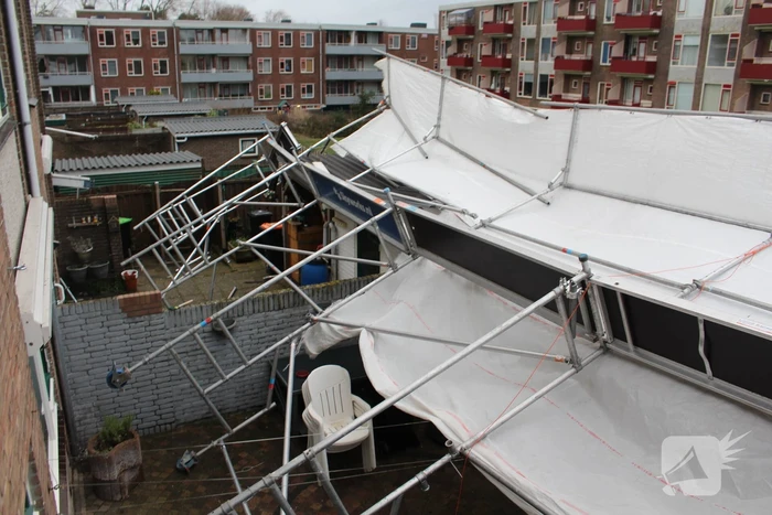 Zeven woningen ontruimd nadat steiger instort door wind