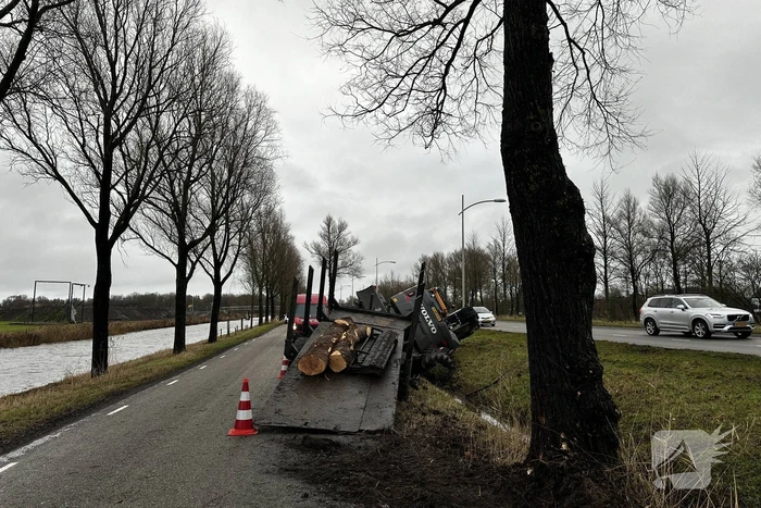 Graafmachine kantelt en komt in sloot terecht