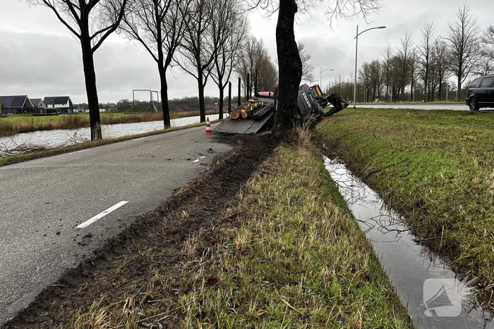 Graafmachine kantelt en komt in sloot terecht