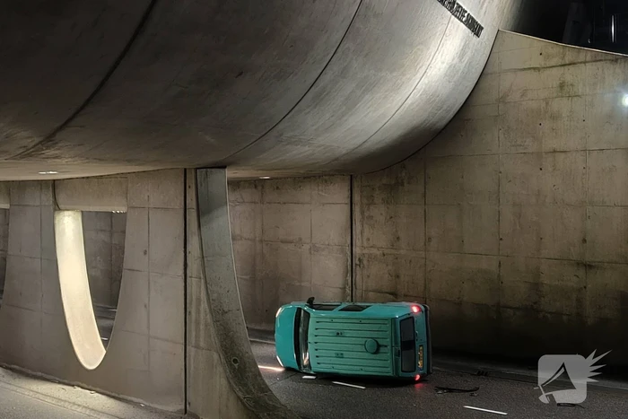 Bestelbus belandt op zijkant