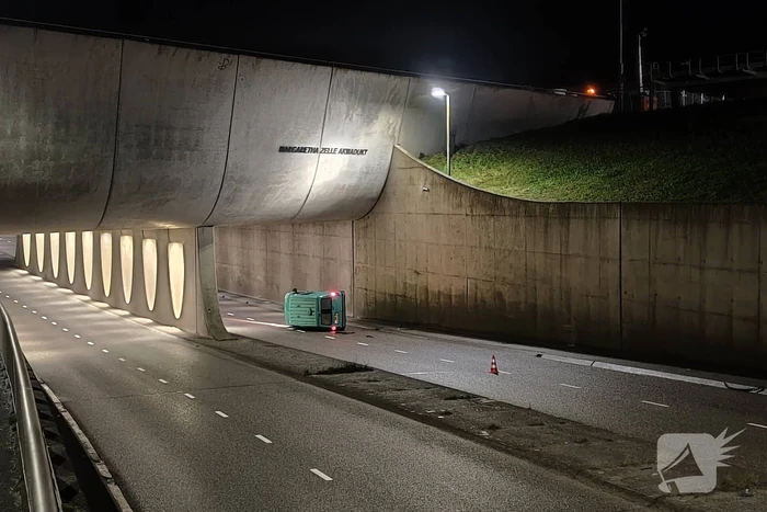 Bestelbus belandt op zijkant