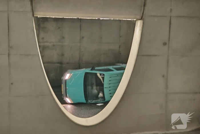 Bestelbus belandt op zijkant