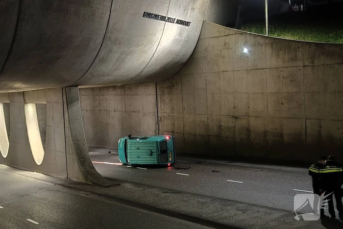 Bestelbus belandt op zijkant