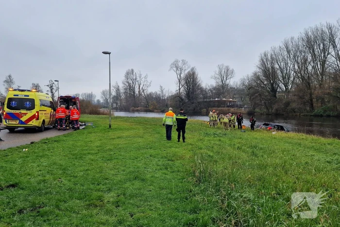Automobiliste rijdt de Watering in