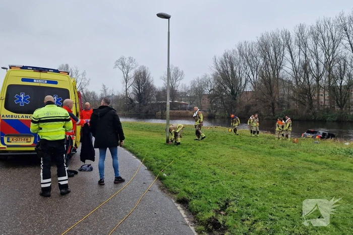 Automobiliste rijdt de Watering in