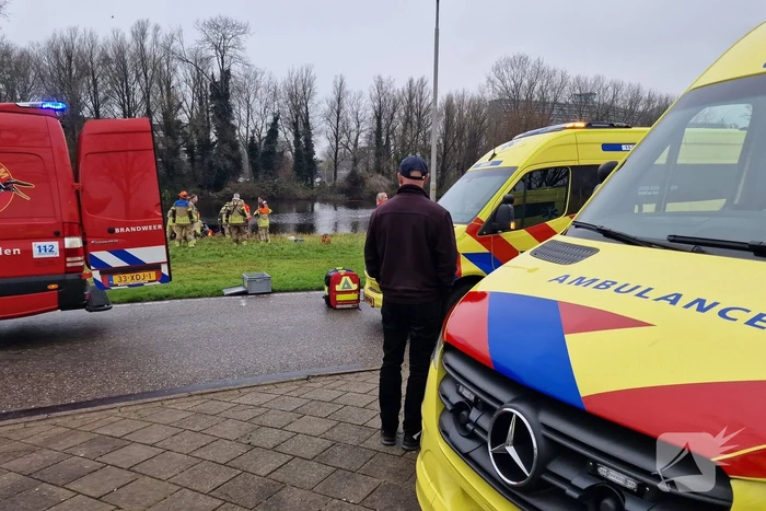 Automobiliste rijdt de Watering in