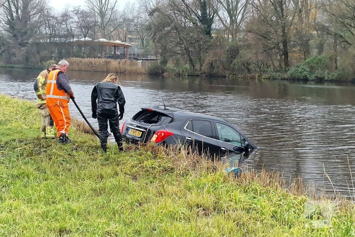 Automobiliste rijdt de Watering in
