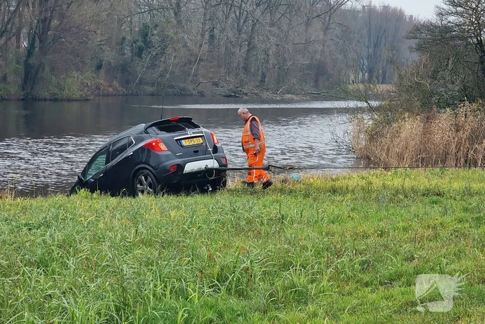 Automobiliste rijdt de Watering in