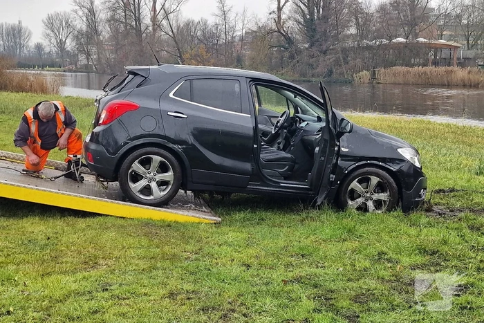 Automobiliste rijdt de Watering in