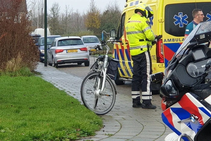 Fietsster loopt hoofdwond op na val tegen stoeprand