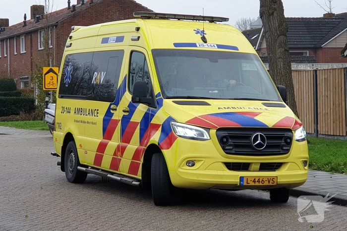 Fietsster loopt hoofdwond op na val tegen stoeprand