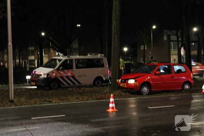Oudere vrouw botst met auto tegen boom