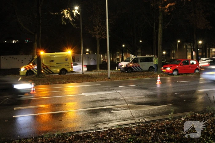 Oudere vrouw botst met auto tegen boom