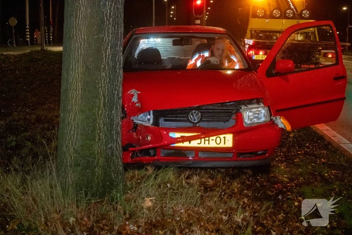 Oudere vrouw botst met auto tegen boom