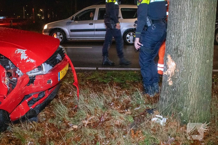 Oudere vrouw botst met auto tegen boom