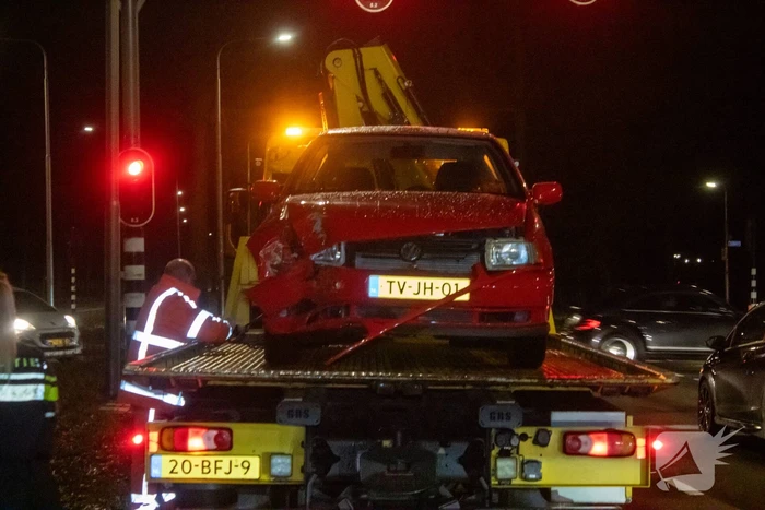 Oudere vrouw botst met auto tegen boom