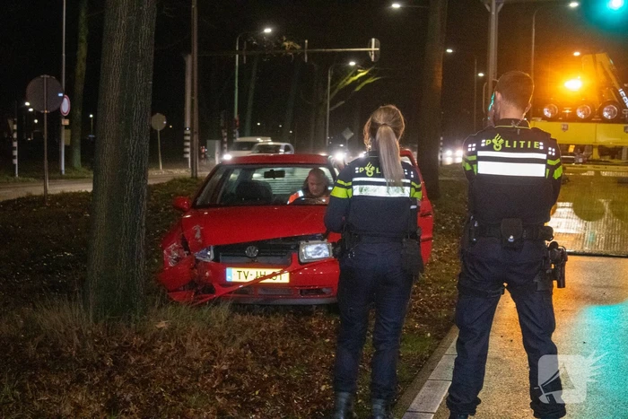 Oudere vrouw botst met auto tegen boom