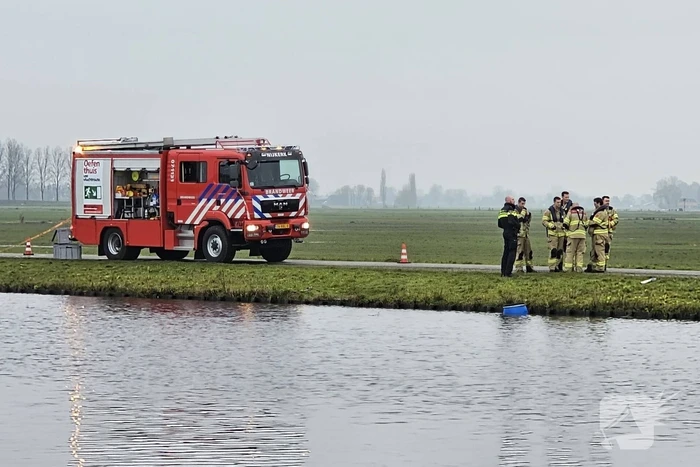 Brandweer doet onderzoek naar vaten in de Arkervaart