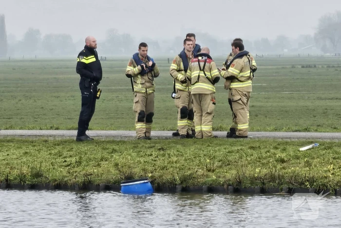 Brandweer doet onderzoek naar vaten in de Arkervaart