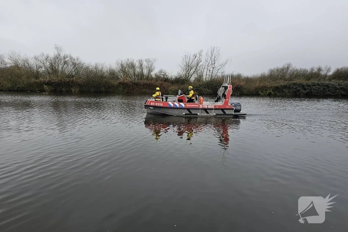 Brandweer doet onderzoek naar vaten in de Arkervaart