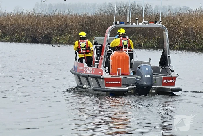 Brandweer doet onderzoek naar vaten in de Arkervaart