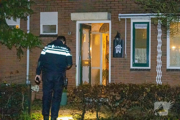 Voordeur zwaar beschadigd door explosie