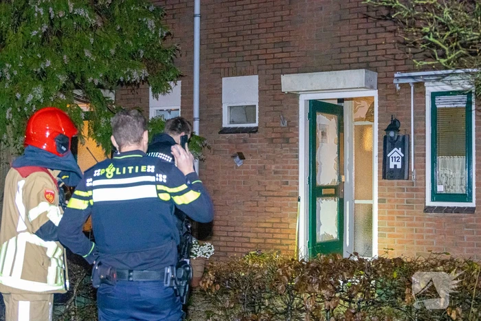 Voordeur zwaar beschadigd door explosie