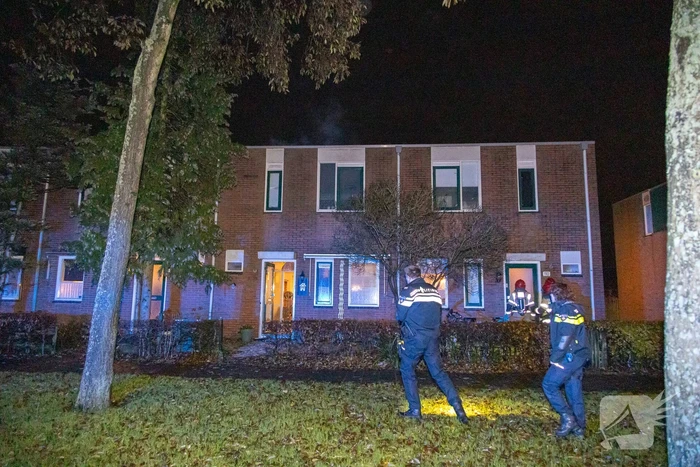 Voordeur zwaar beschadigd door explosie