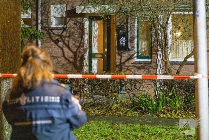 Voordeur zwaar beschadigd door explosie