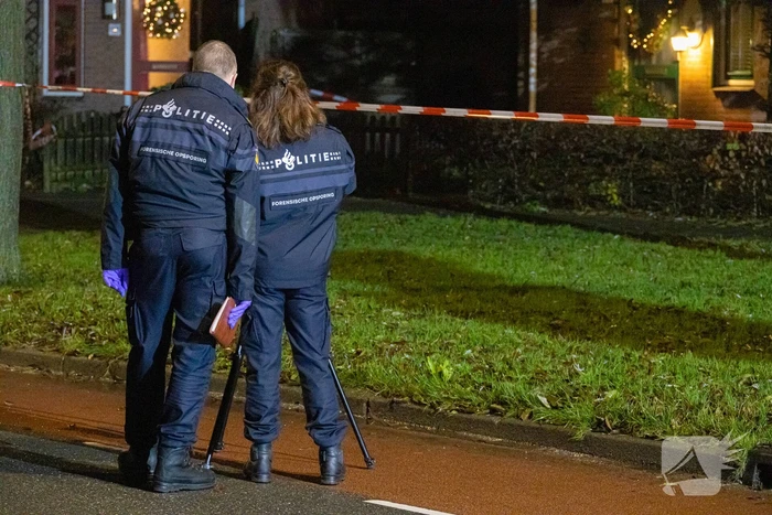 Voordeur zwaar beschadigd door explosie